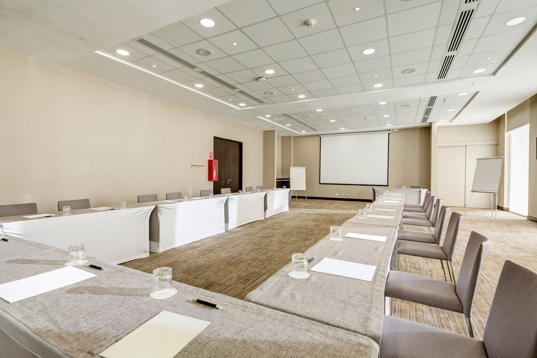 U-shape meeting room at Wyndham Santiago Aeropuerto in Santiago, Other than US/Canada
