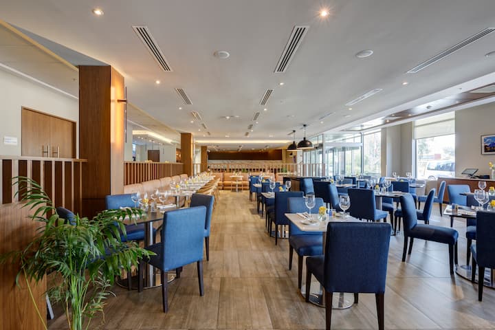 Wyndham Santiago Aeropuerto restaurant in Santiago, Other than US/Canada
