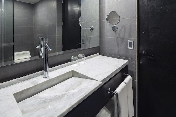 Guest room bath at the Wyndham Santiago Pettra in Santiago, Other than US/Canada