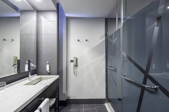 Guest room bath at the Wyndham Santiago Pettra in Santiago, Other than US/Canada