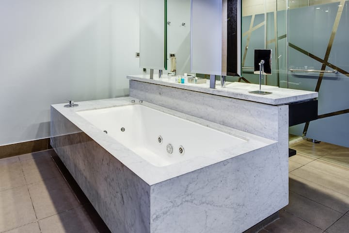 Guest room bath at the Wyndham Santiago Pettra in Santiago, Other than US/Canada