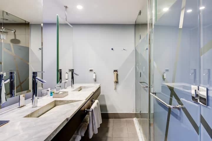 Guest room bath at the Wyndham Santiago Pettra in Santiago, Other than US/Canada