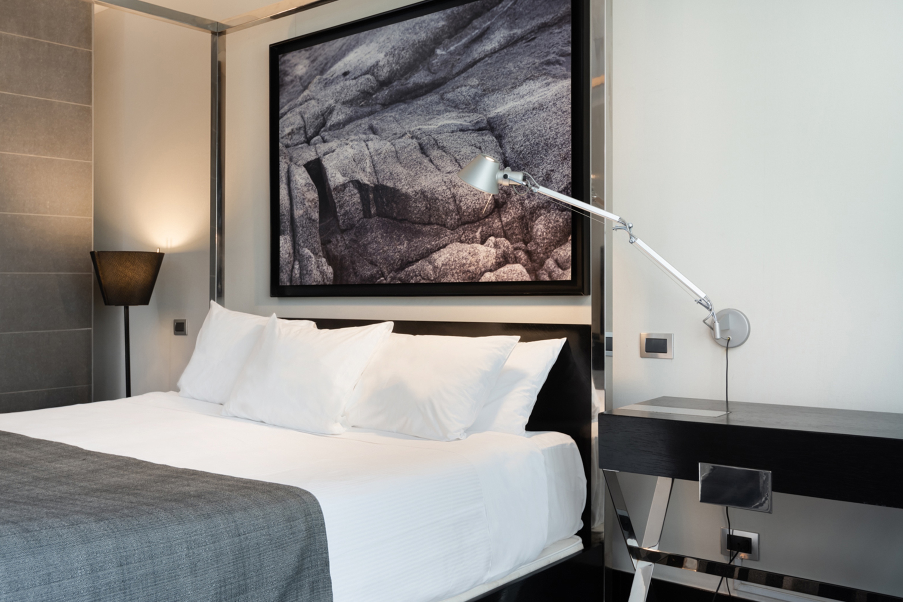 Guest room at the Wyndham Santiago Pettra in Santiago, Other than US/Canada