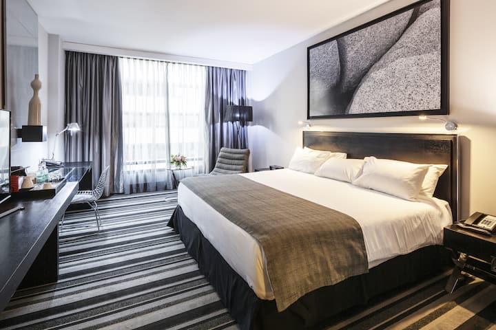 Guest room at the Wyndham Santiago Pettra in Santiago, Other than US/Canada