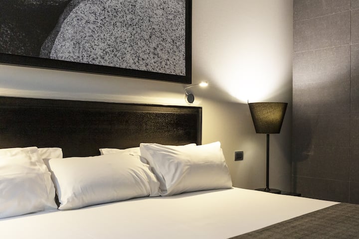 Guest room at the Wyndham Santiago Pettra in Santiago, Other than US/Canada