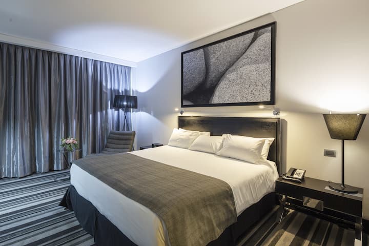 Guest room at the Wyndham Santiago Pettra in Santiago, Other than US/Canada