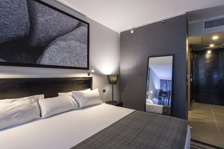 Guest room at the Wyndham Santiago Pettra in Santiago, Other than US/Canada
