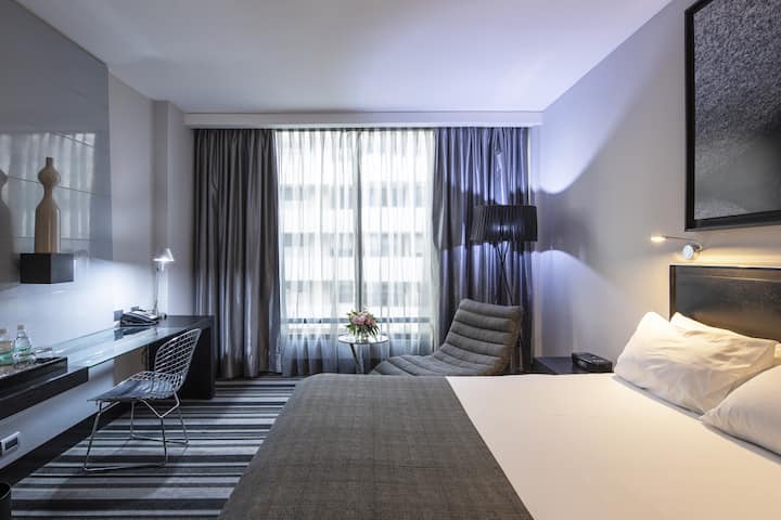 Guest room at the Wyndham Santiago Pettra in Santiago, Other than US/Canada