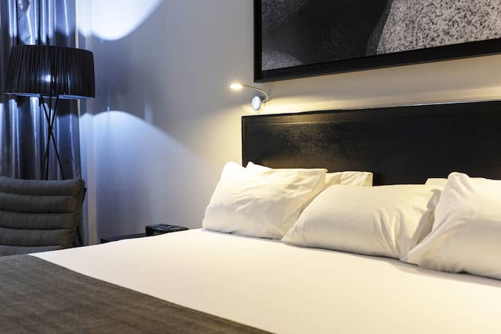 Guest room at the Wyndham Santiago Pettra in Santiago, Other than US/Canada