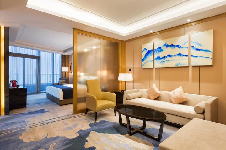 Guest room at the Wyndham Chongqing Yuelai in Chongqing, Other than US/Canada
