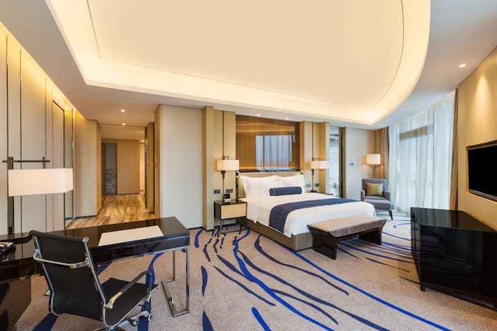 Guest room at the Wyndham Chongqing Yuelai in Chongqing, Other than US/Canada