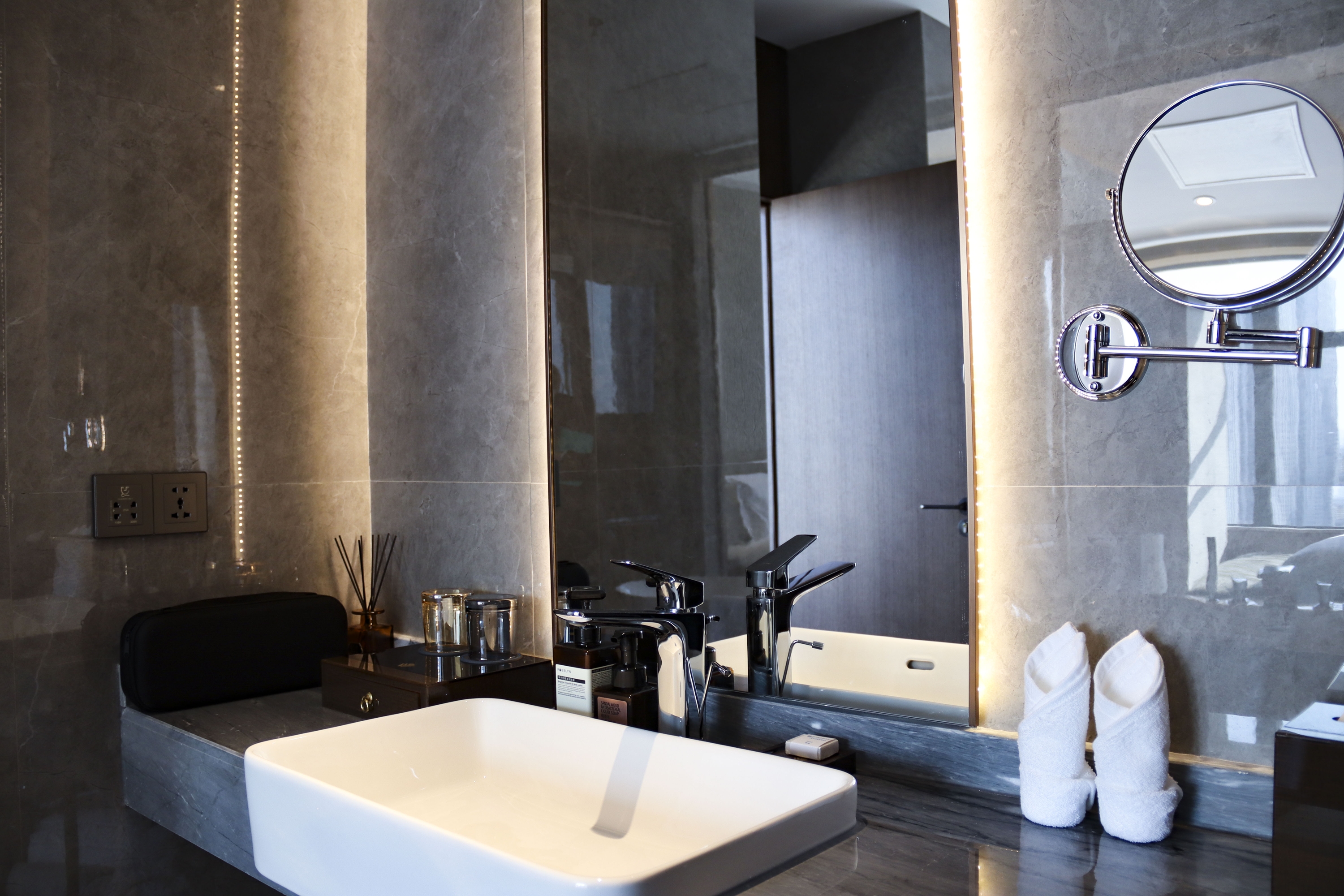 Guest room bath at the Wyndham Dalian Jinpu in Dalian, Other than US/Canada