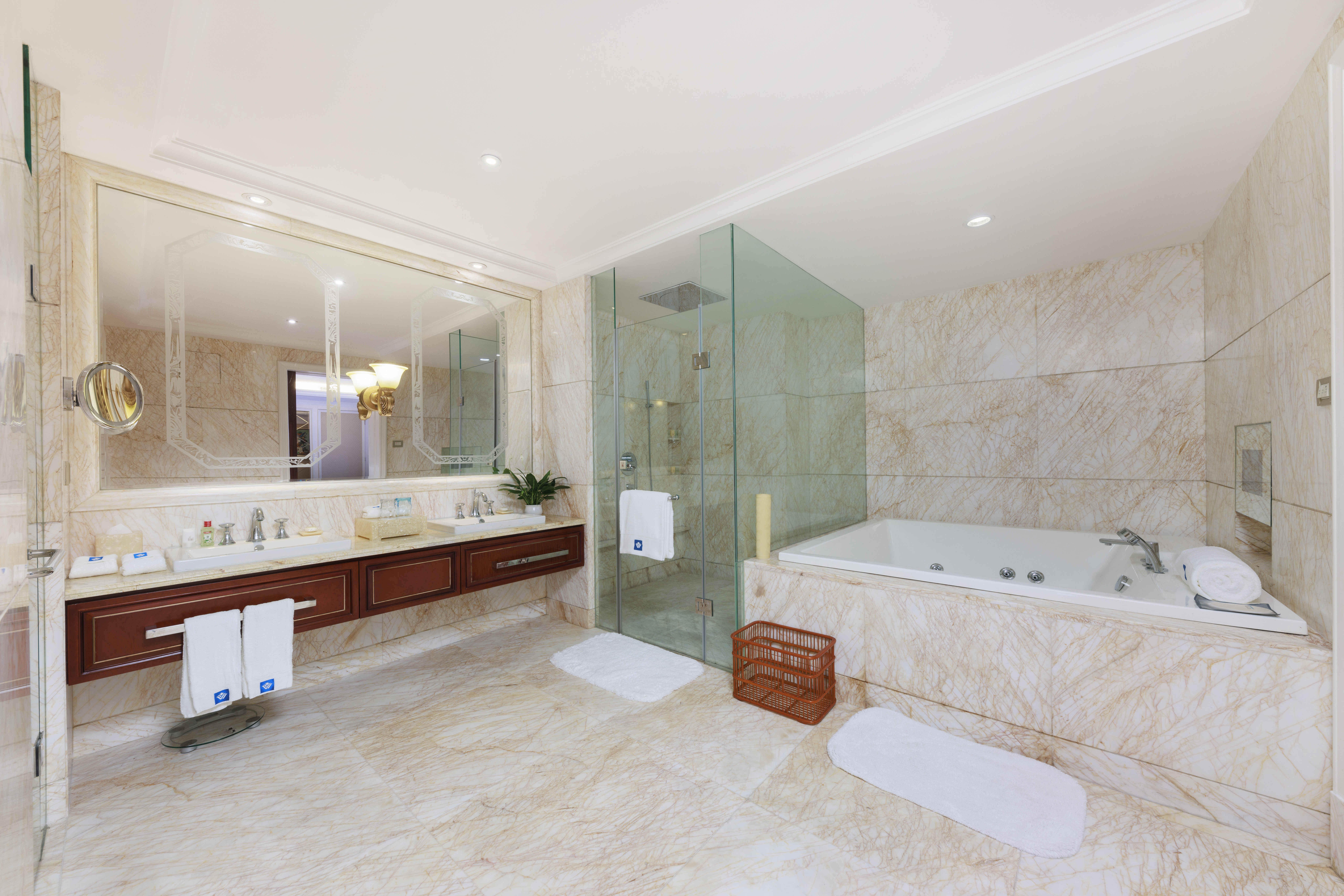 Guest room bath at the Wyndham Foshan Shunde in Foshan, Other than US/Canada