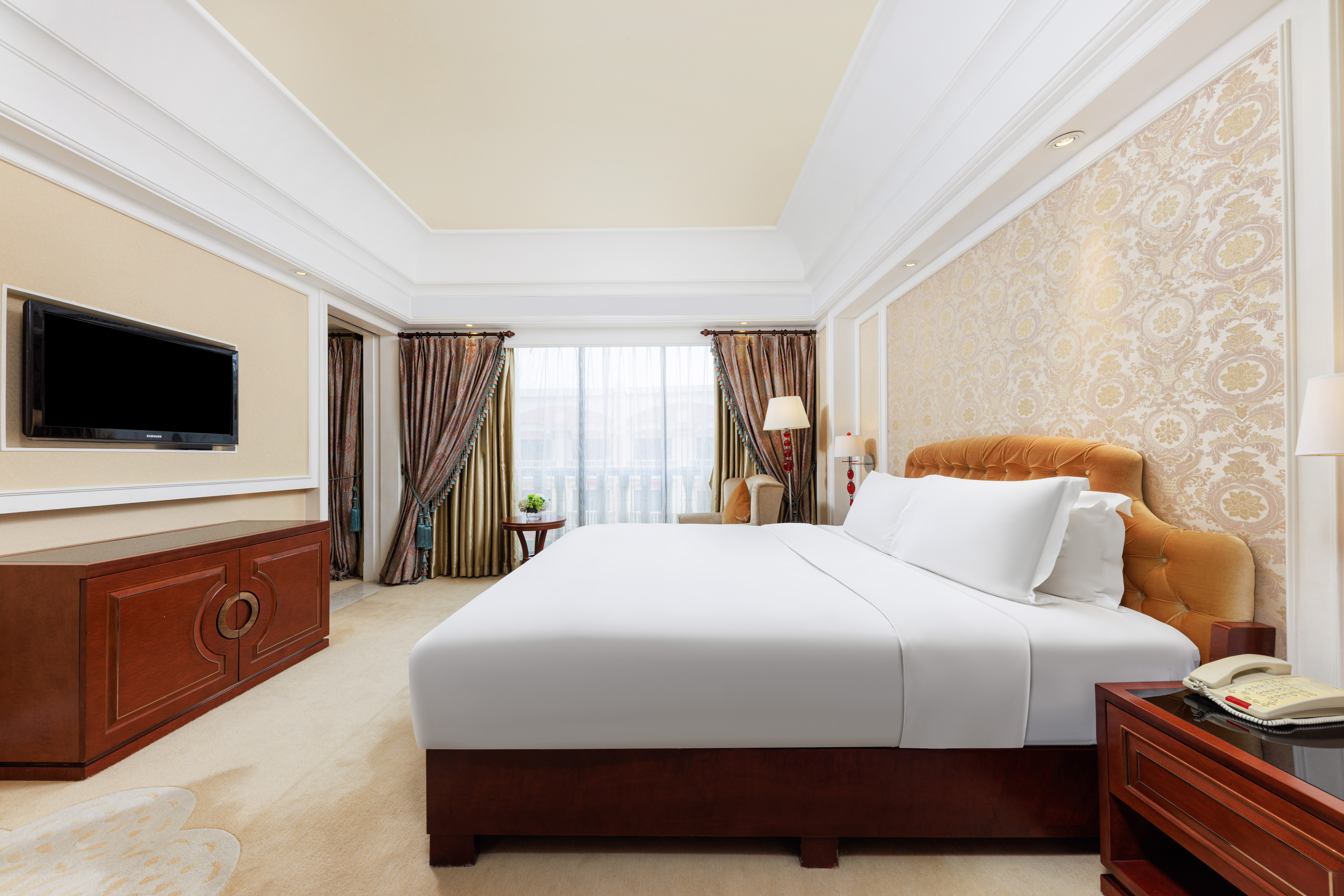 Guest room at the Wyndham Foshan Shunde in Foshan, Other than US/Canada