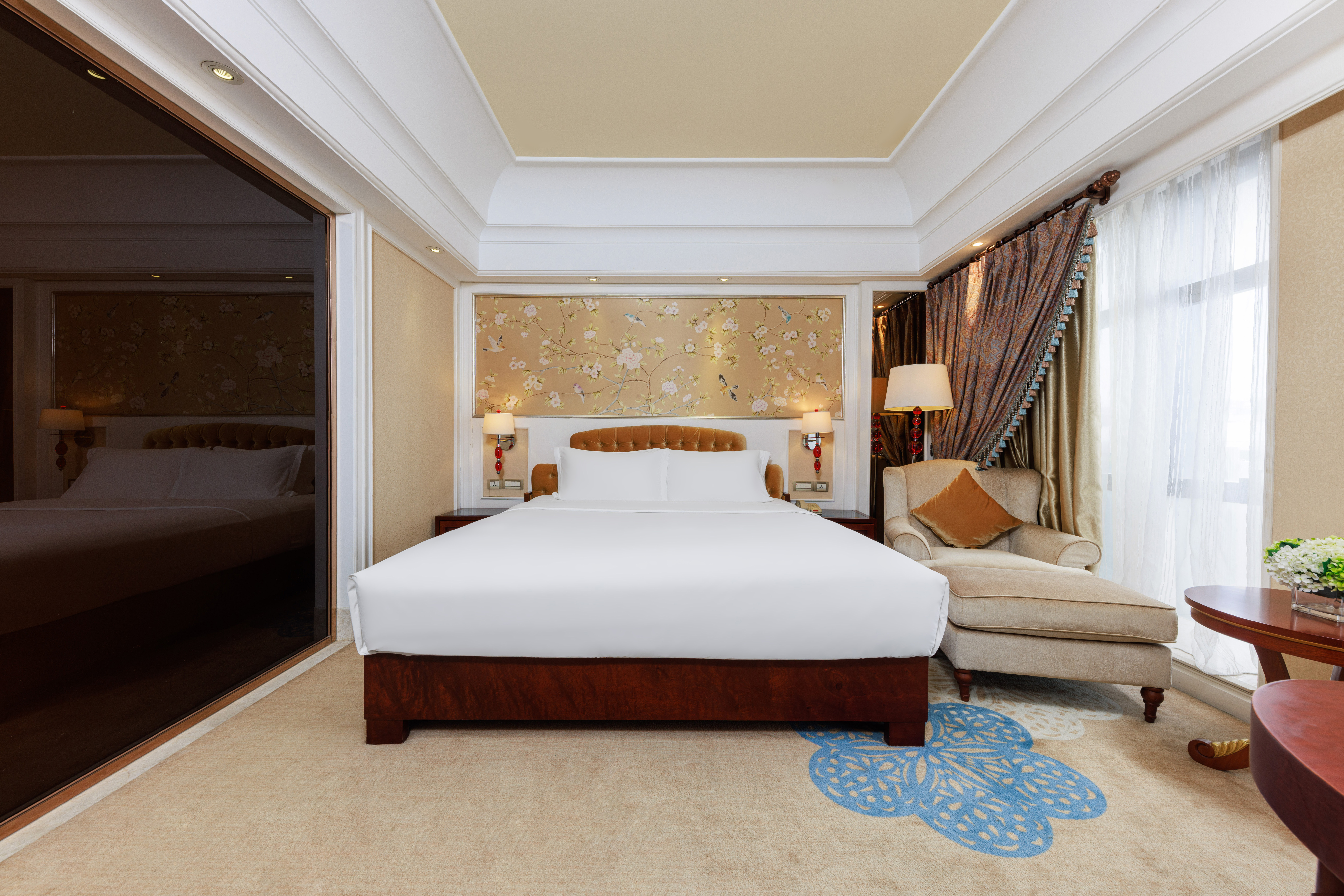 Guest room at the Wyndham Foshan Shunde in Foshan, Other than US/Canada