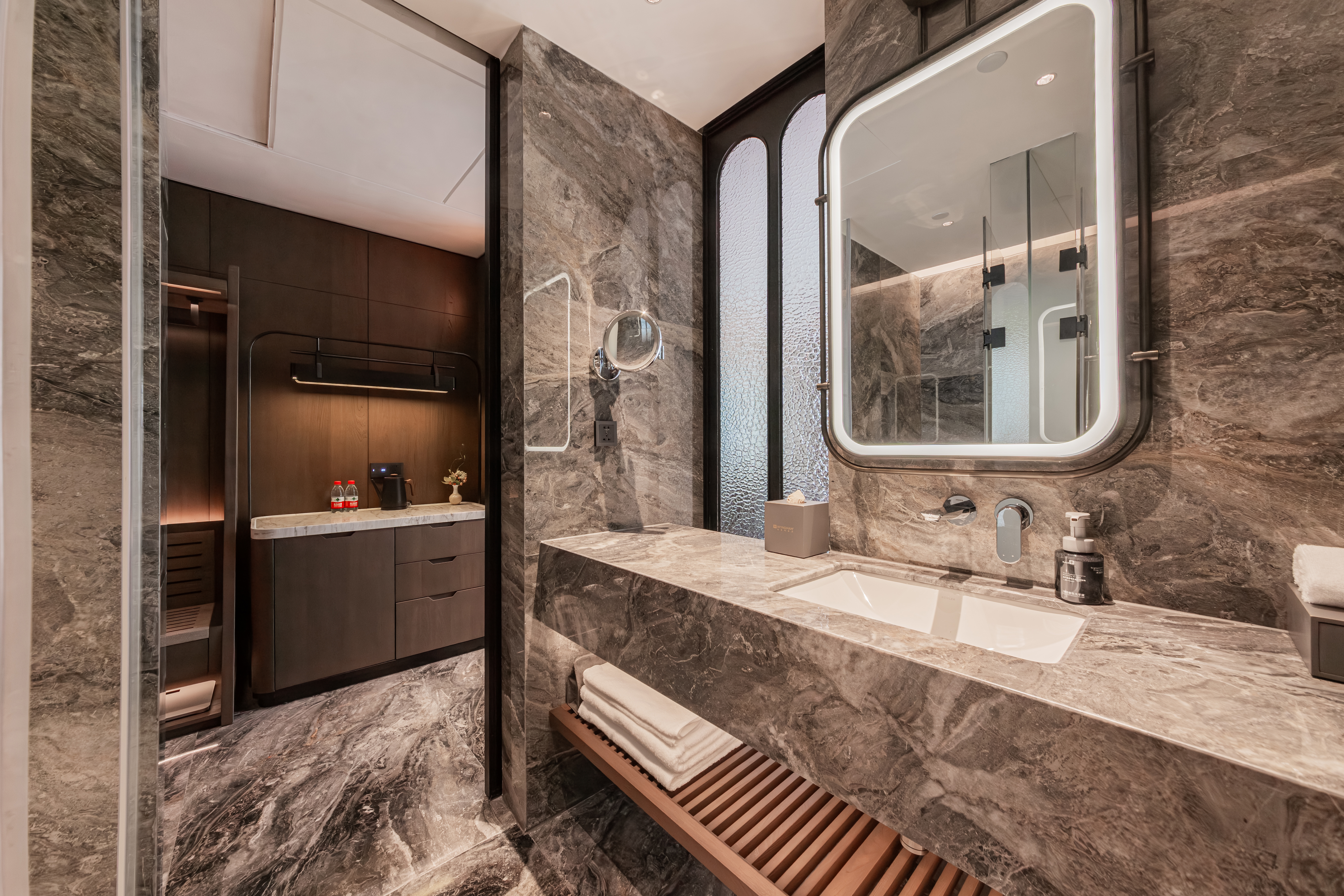 Guest room bath at the Wyndham Fuzhou Gulou in Fuzhou, Other than US/Canada