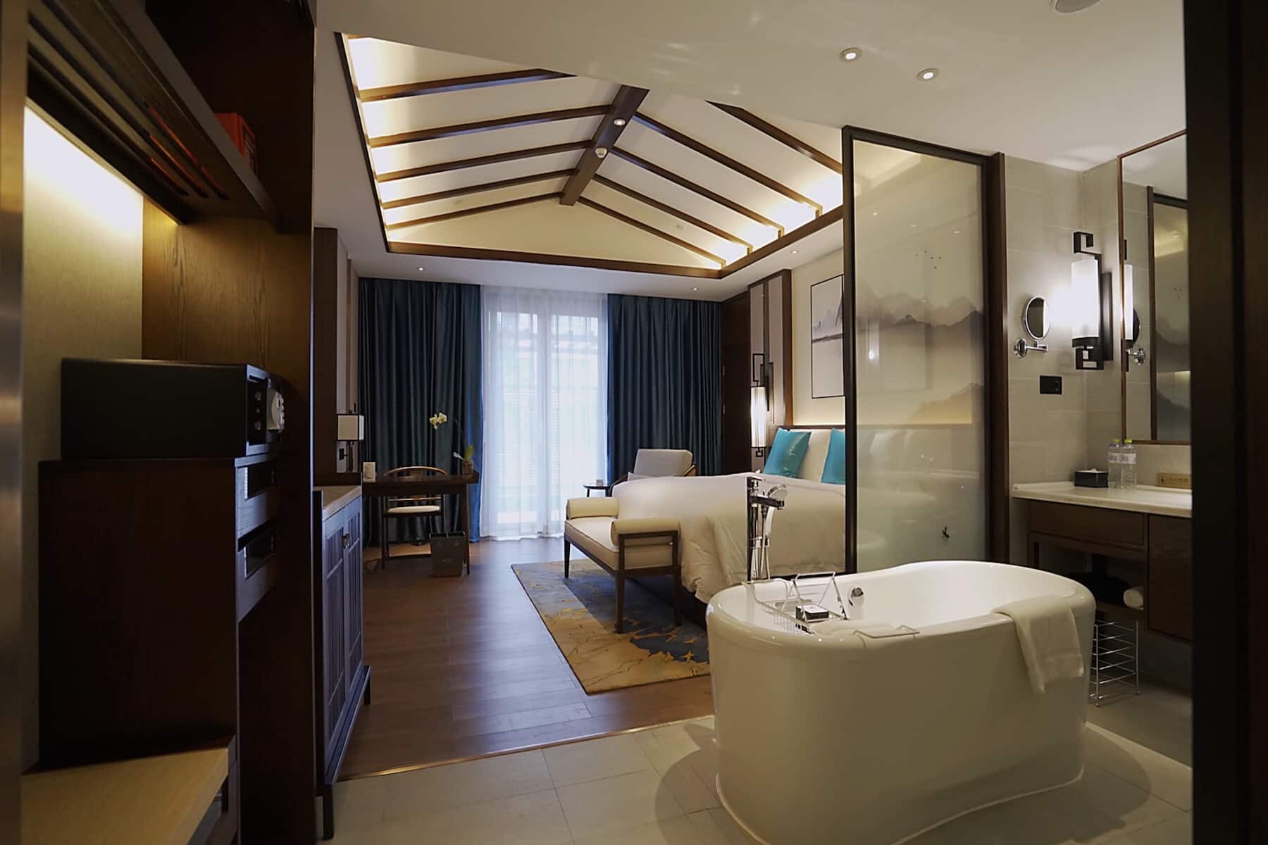 Guest room at the Wyndham Guilin Pingle in Guilin, Other than US/Canada