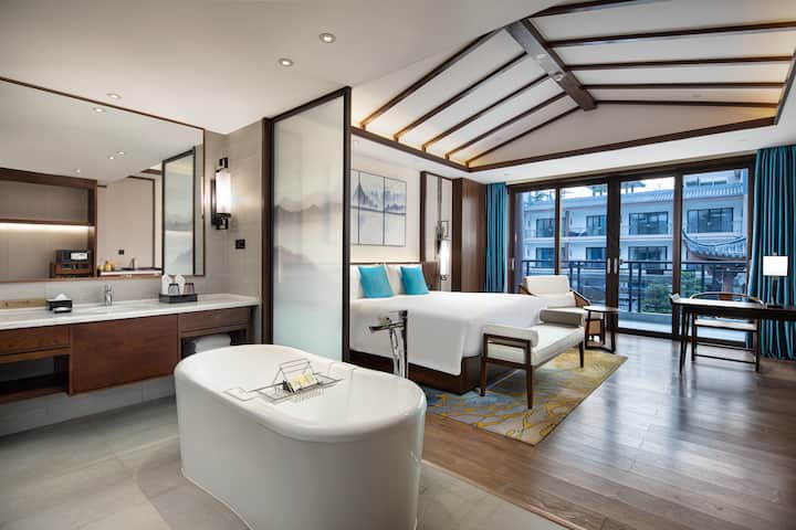 Guest room at the Wyndham Guilin Pingle in Guilin, Other than US/Canada