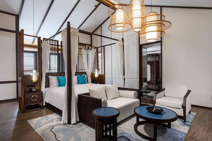 Guest room at the Wyndham Guilin Pingle in Guilin, Other than US/Canada