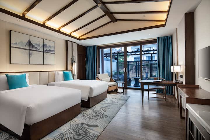 Guest room at the Wyndham Guilin Pingle in Guilin, Other than US/Canada