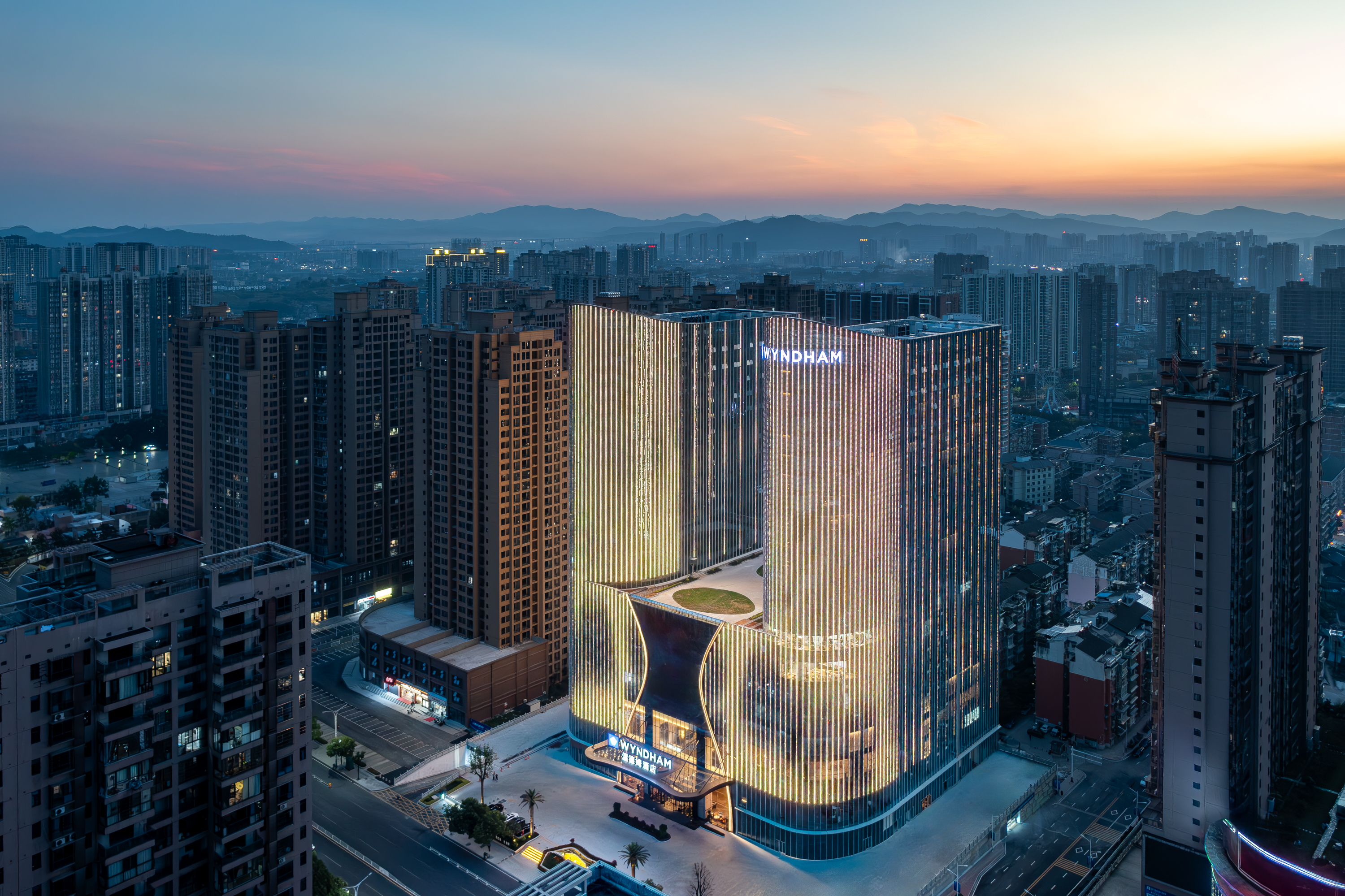 Exterior Night Image of Wyndham Huaihua South hotel in Huaihua, Other than US/Canada