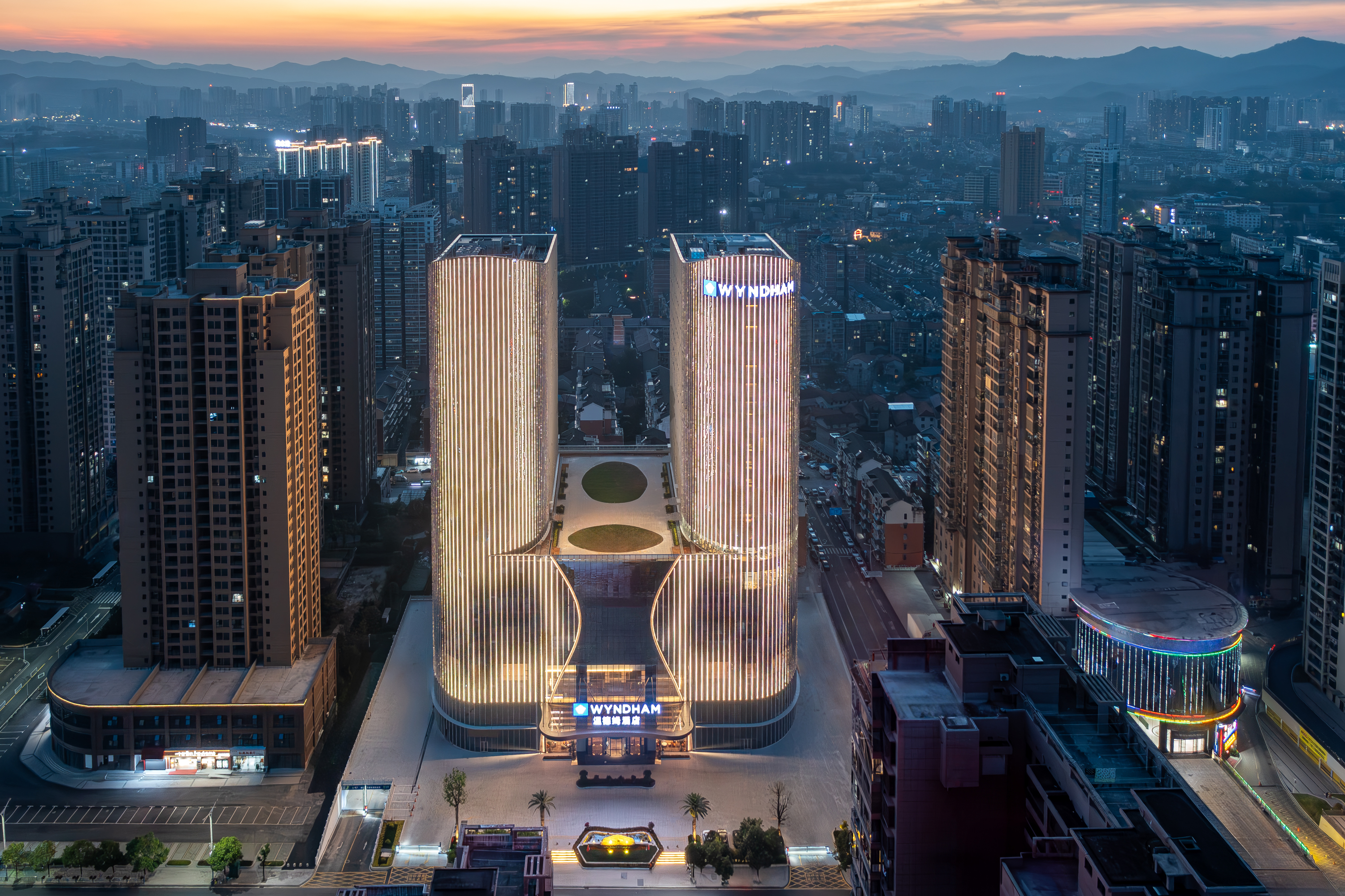 Exterior Night Image of Wyndham Huaihua South hotel in Huaihua, Other than US/Canada