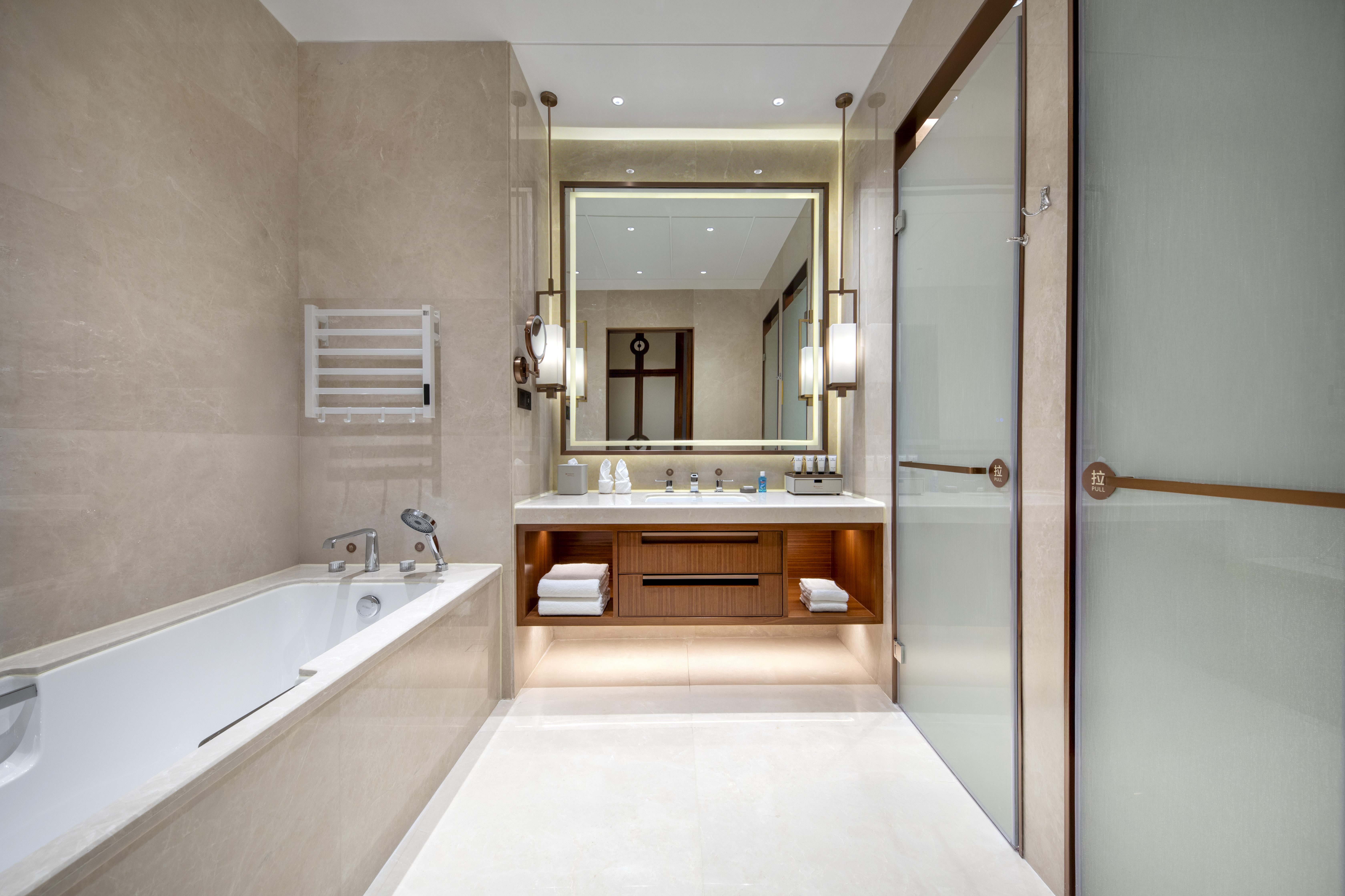 Guest room bath at the Wyndham Huazhou South in Huazhou, Other than US/Canada