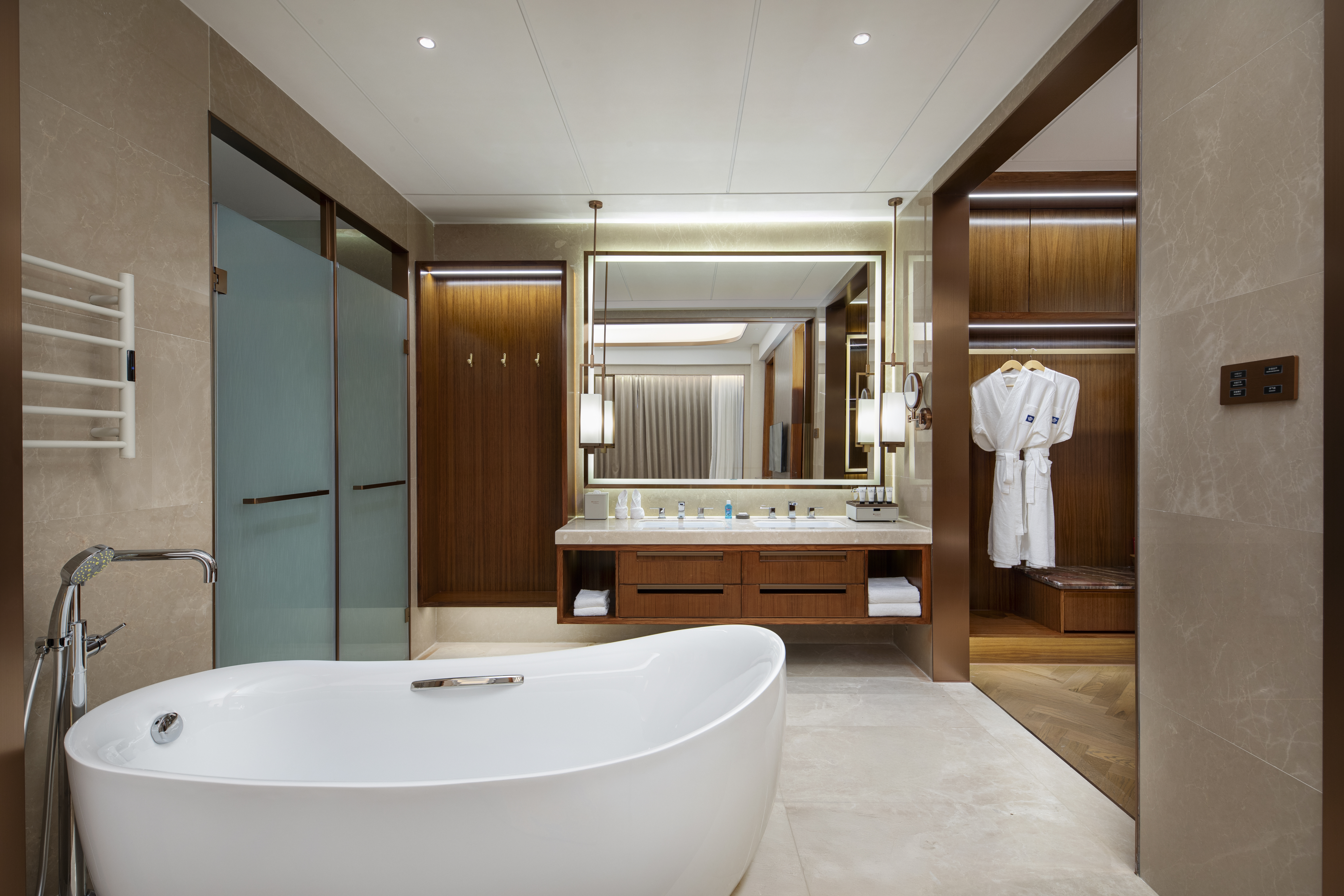 Guest room bath at the Wyndham Huazhou South in Huazhou, Other than US/Canada