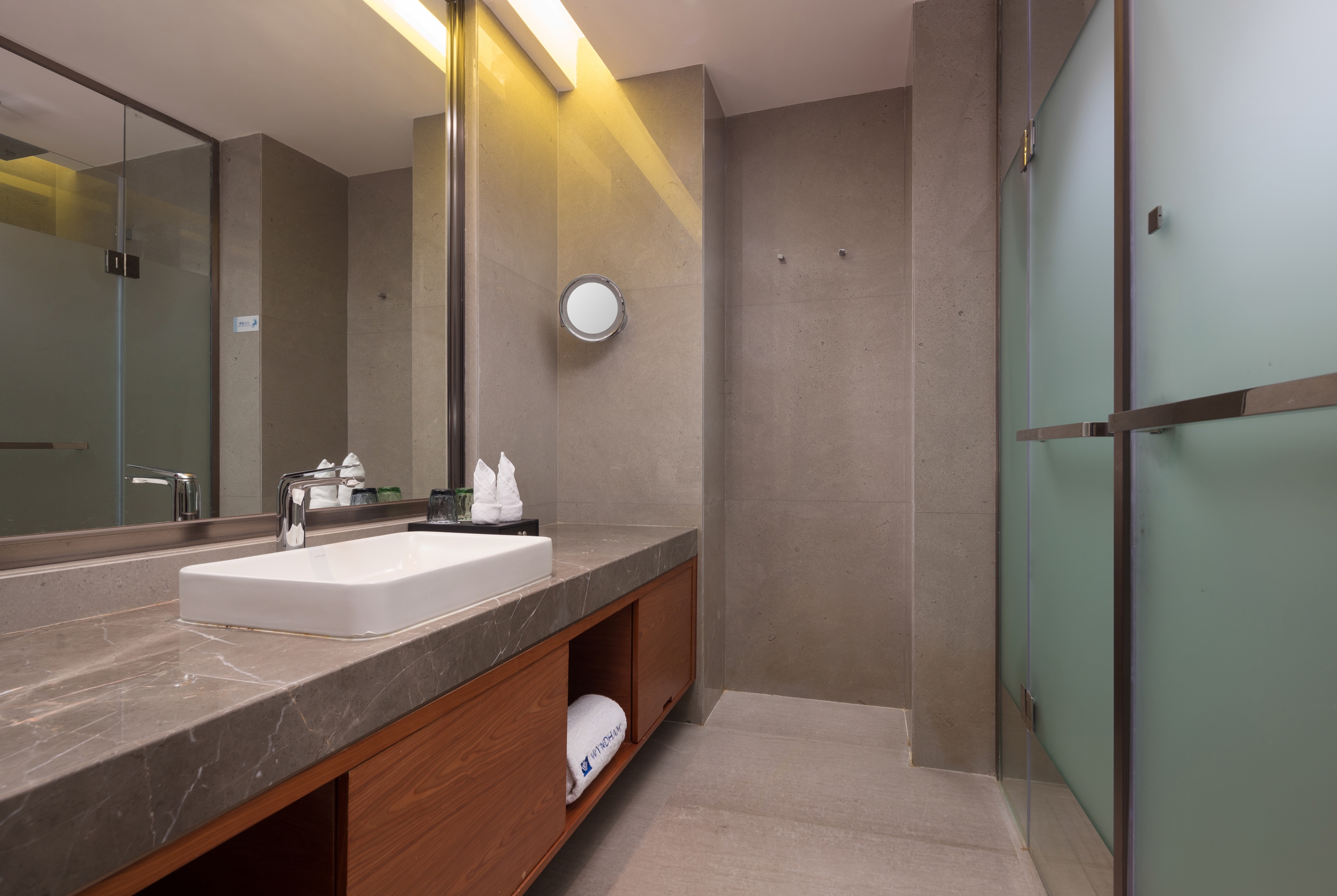 Guest room bath at the Wyndham Nankunshan in Huizhou, Other than US/Canada