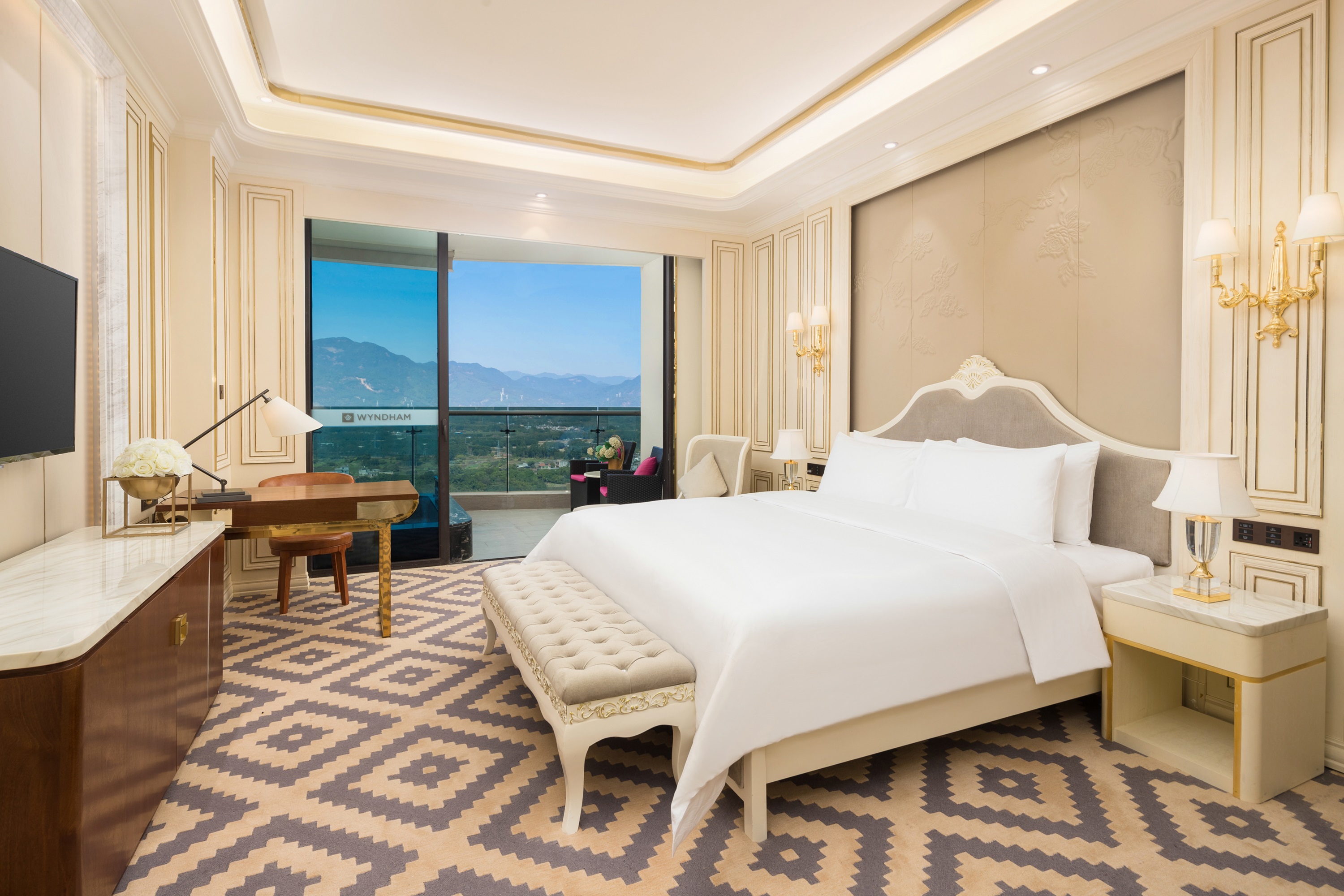 Guest room at the Wyndham Nankunshan in Huizhou, Other than US/Canada