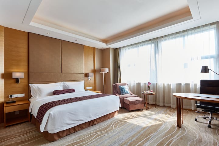 Guest room at the Wyndham Jingzhou in Jingzhou, Other than US/Canada