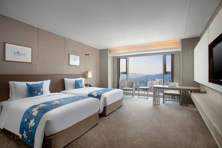 Guest room at the Wyndham Kunming Panlong in Kunming, Other than US/Canada