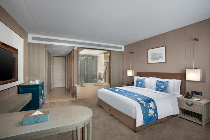 Guest room at the Wyndham Kunming Panlong in Kunming, Other than US/Canada
