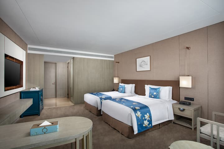 Guest room at the Wyndham Kunming Panlong in Kunming, Other than US/Canada