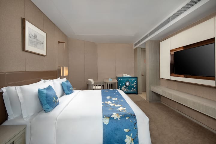 Guest room at the Wyndham Kunming Panlong in Kunming, Other than US/Canada