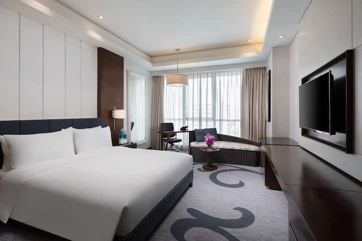 Guest room at the Wyndham Lanzhou Haiyue in Lanzhou, Other than US/Canada