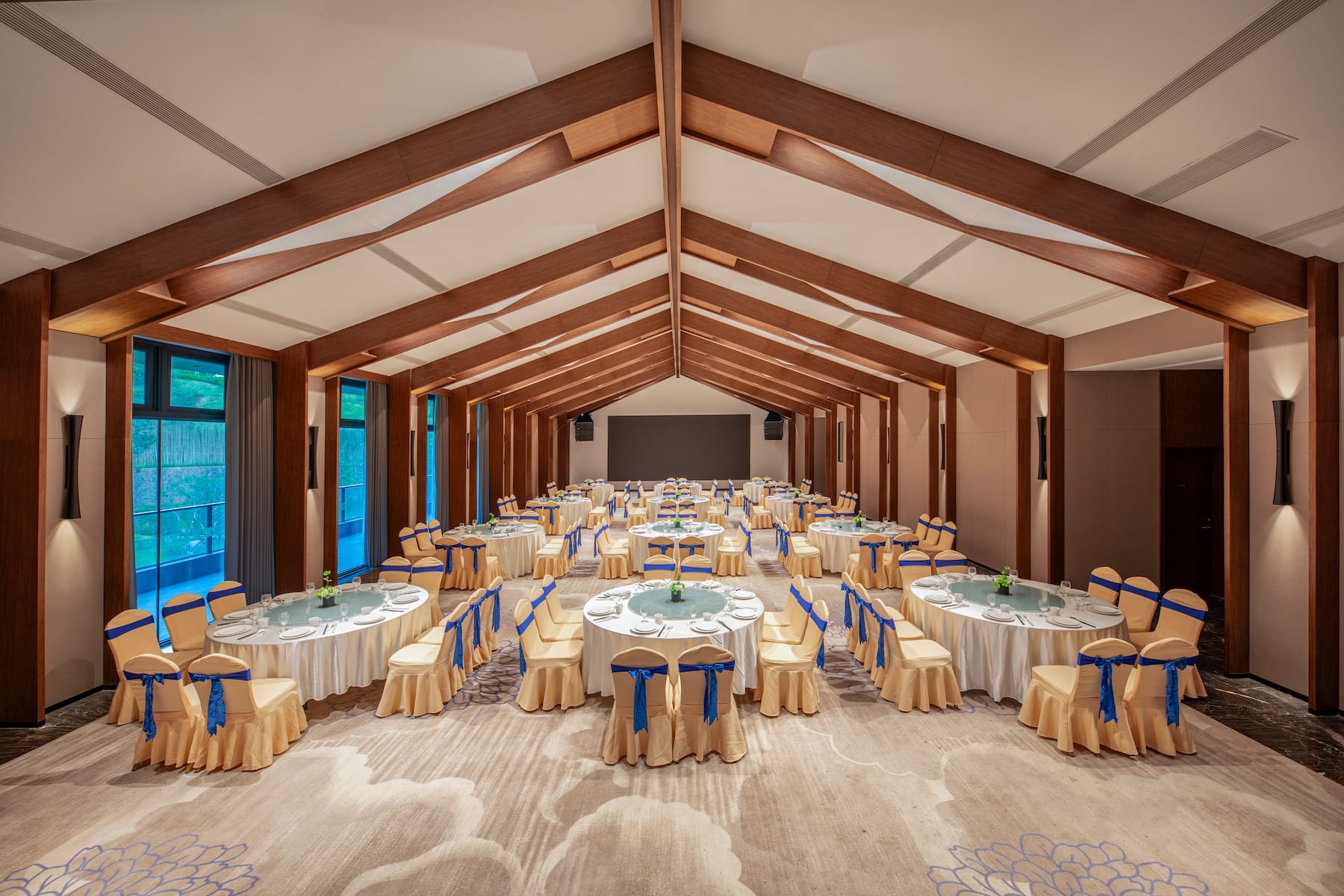 Meeting room banquet rounds at Wyndham Qingyuan Lianzhou Hot Spring Resort in Lianzhou City, Other than US/Canada