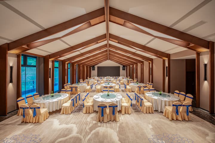 Meeting room banquet rounds at Wyndham Qingyuan Lianzhou Hot Spring Resort in Lianzhou City, Other than US/Canada