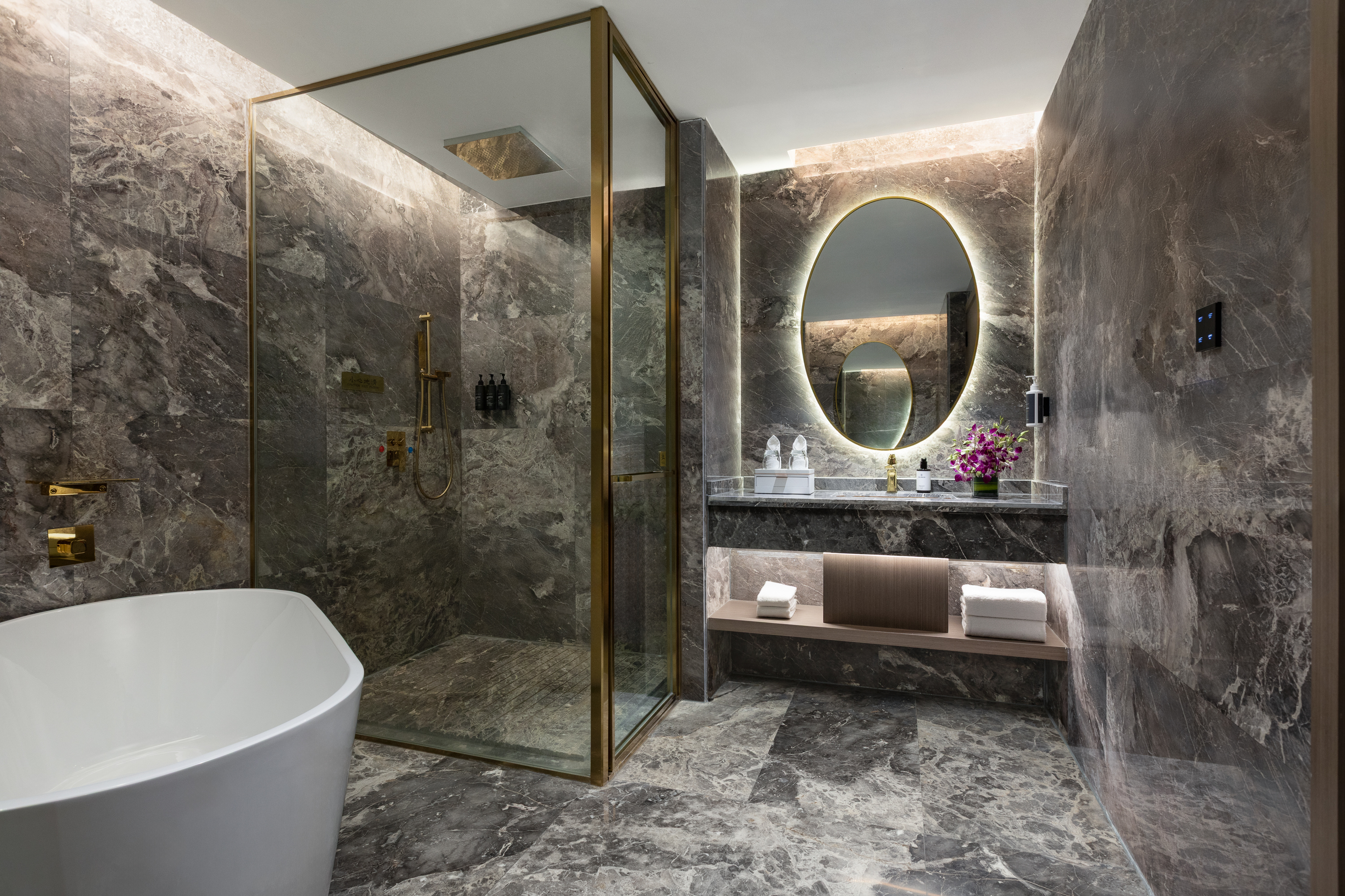 Guest room bath at the Wyndham Lijiang Yulong in Lijiang, Other than US/Canada