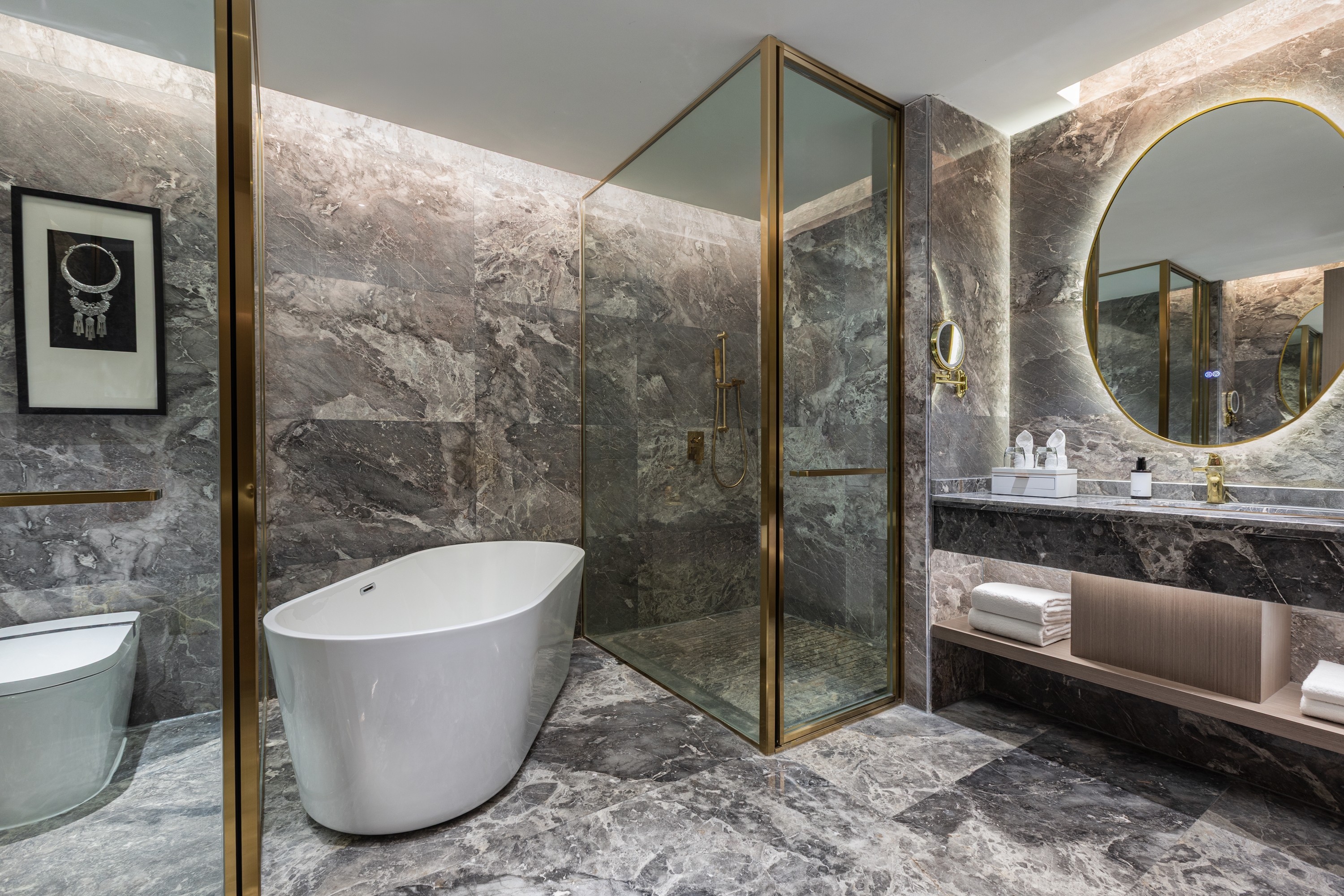 Guest room bath at the Wyndham Lijiang Yulong in Lijiang, Other than US/Canada