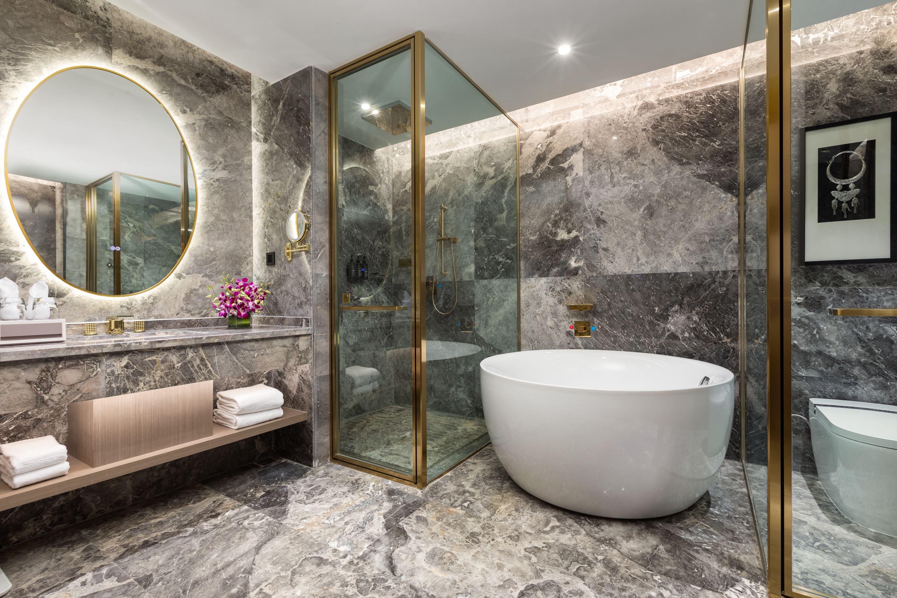 Guest room bath at the Wyndham Lijiang Yulong in Lijiang, Other than US/Canada