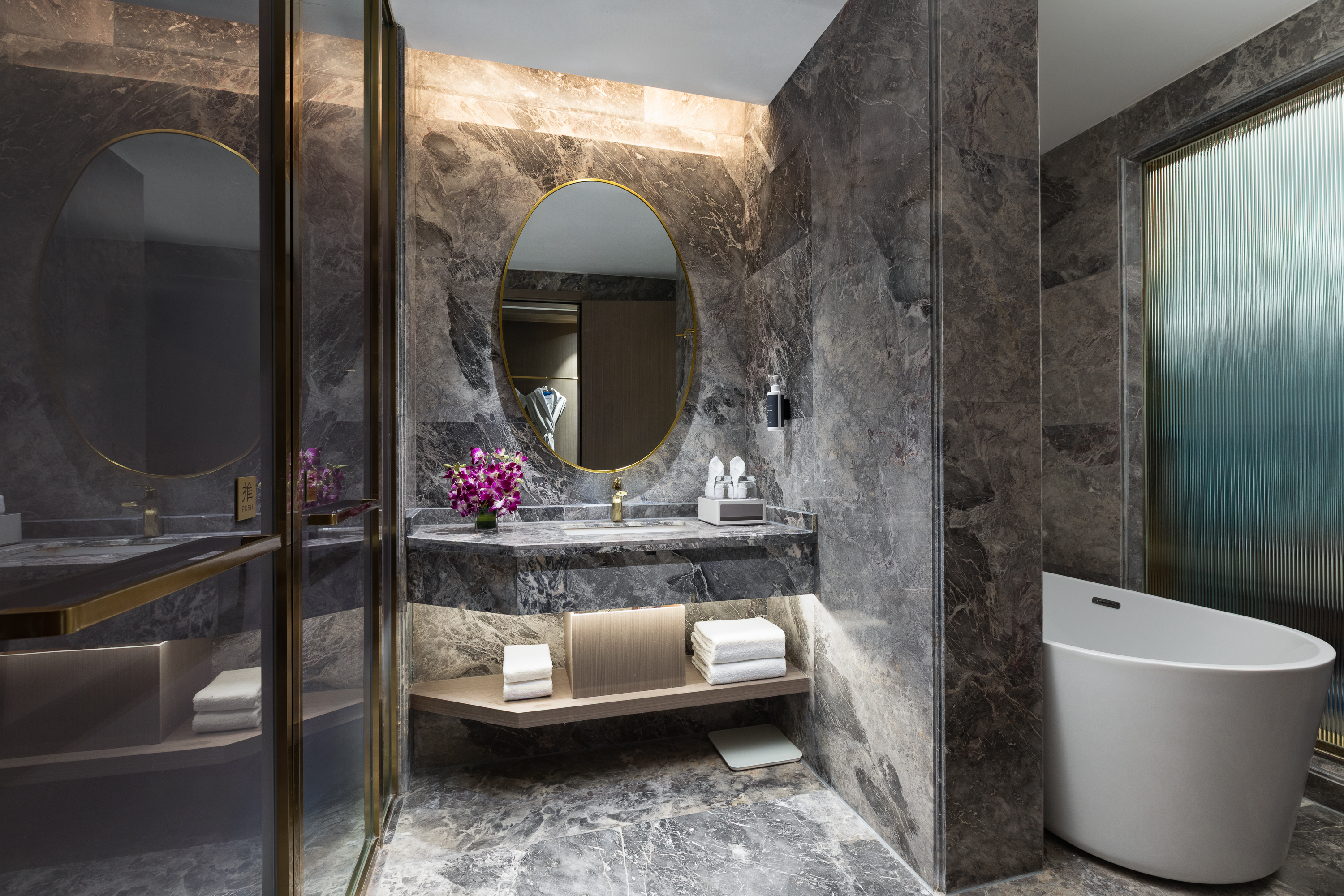 Guest room bath at the Wyndham Lijiang Yulong in Lijiang, Other than US/Canada