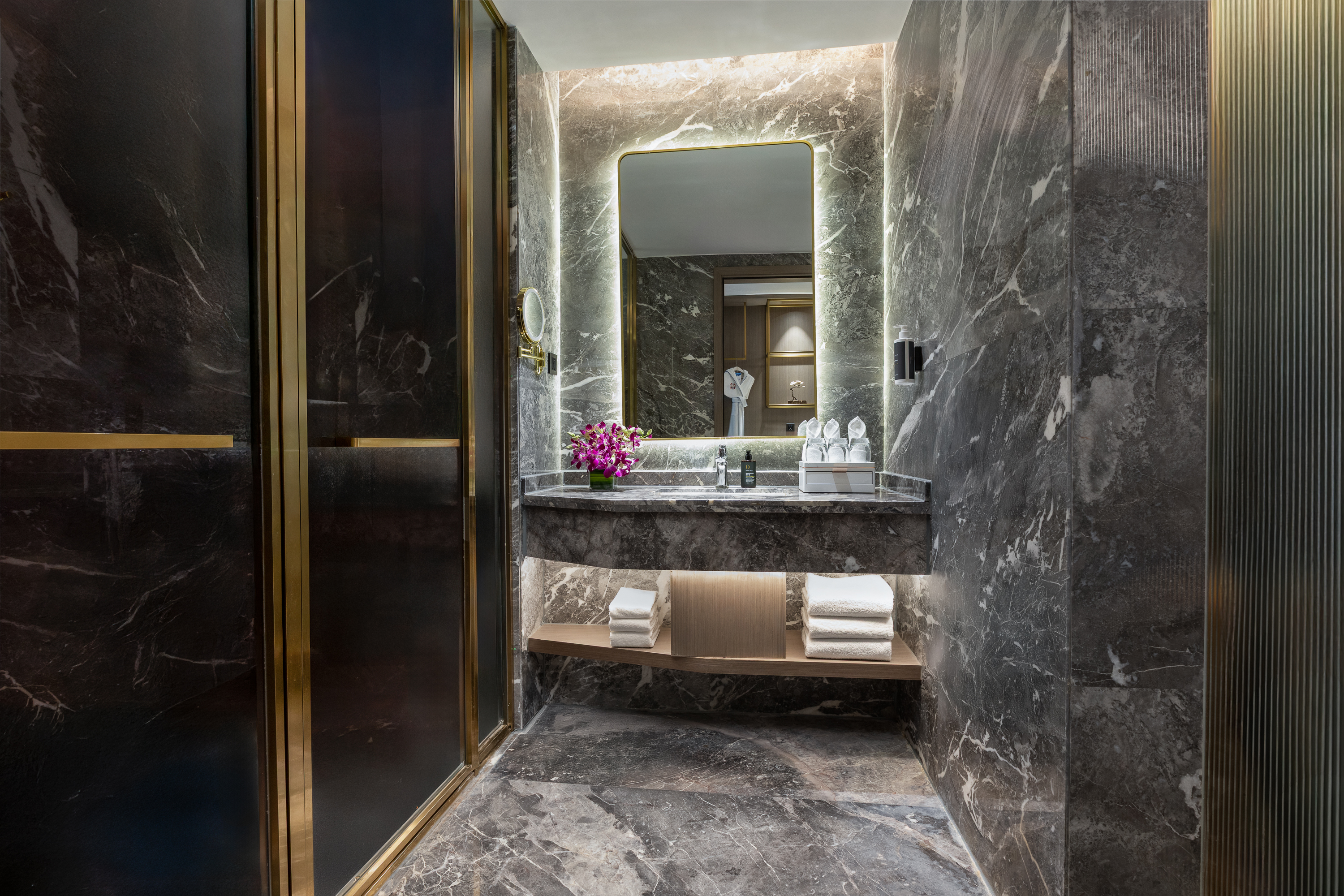 Guest room bath at the Wyndham Lijiang Yulong in Lijiang, Other than US/Canada