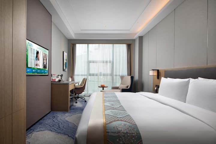 Guest room at the Wyndham Changzhou Liyang in Liyang, Other than US/Canada
