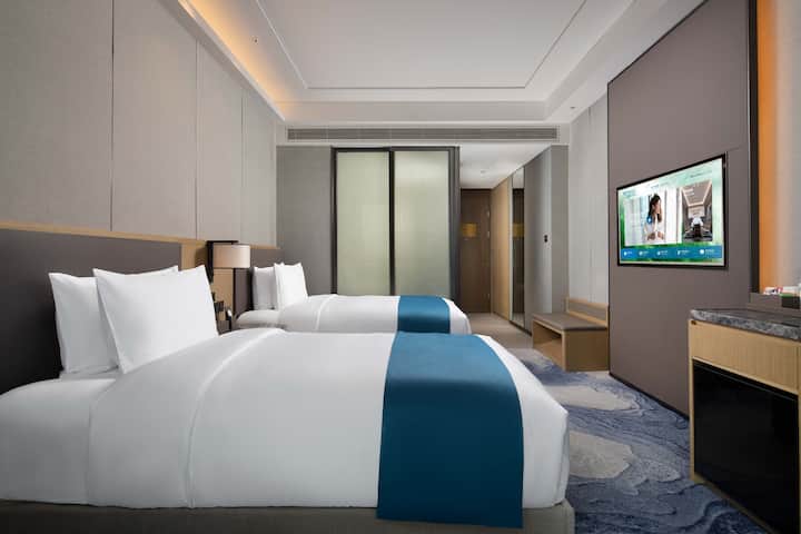 Guest room at the Wyndham Changzhou Liyang in Liyang, Other than US/Canada