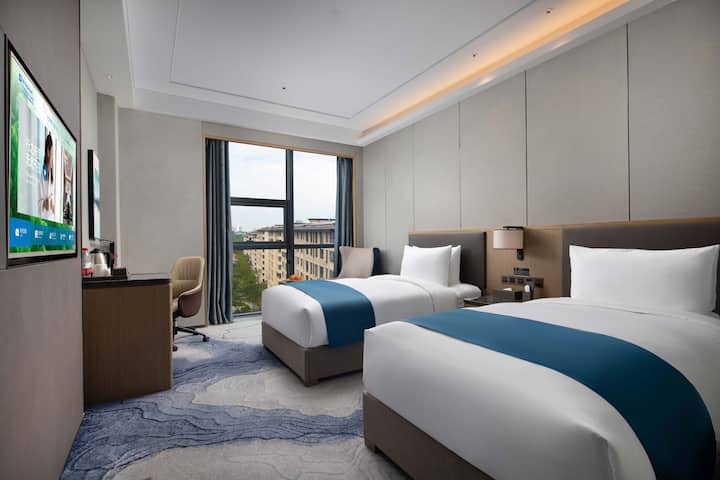 Guest room at the Wyndham Changzhou Liyang in Liyang, Other than US/Canada