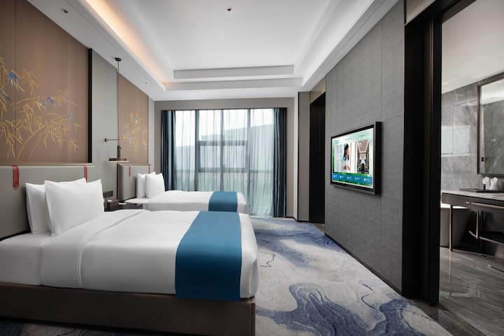 Guest room at the Wyndham Changzhou Liyang in Liyang, Other than US/Canada