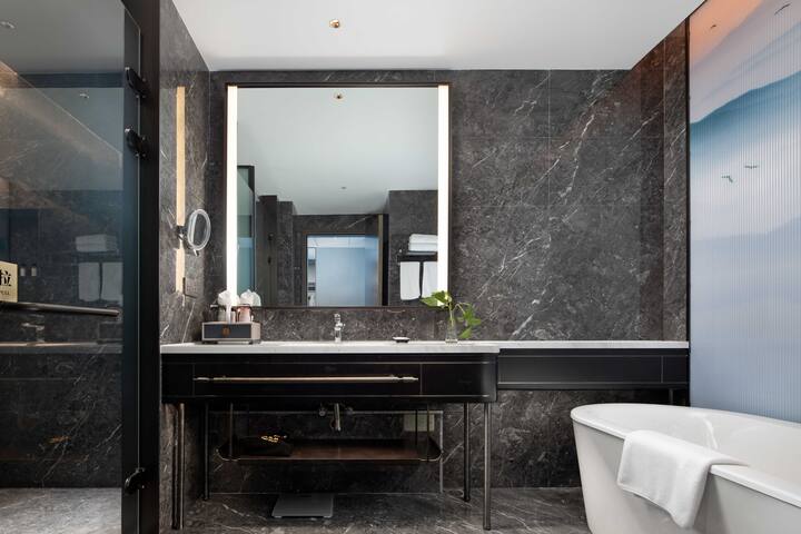 Guest room bath at the Wyndham Changzhou Liyang in Liyang, Other than US/Canada