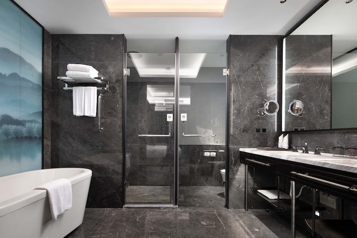 Guest room bath at the Wyndham Changzhou Liyang in Liyang, Other than US/Canada