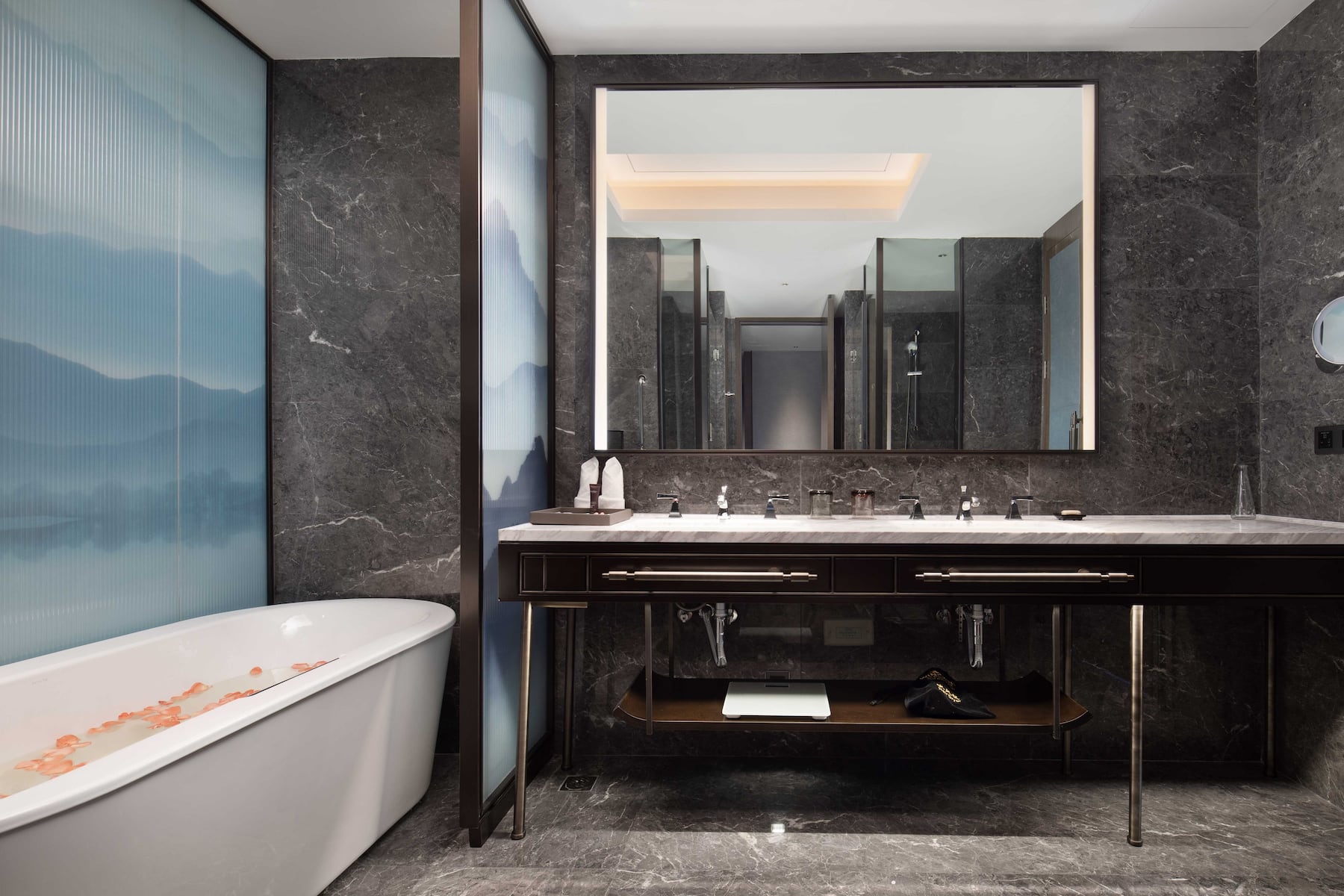 Guest room bath at the Wyndham Changzhou Liyang in Liyang, Other than US/Canada